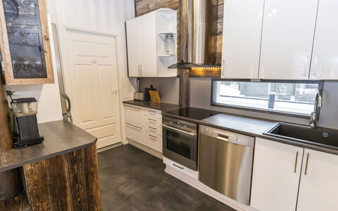Villa Kökköharju: Madera, Electrodoméstico, Piso, Aparato De Cocina, Cocina, Mostrador, Suelo, Gabinetes, Diseño De Interiores, Techo