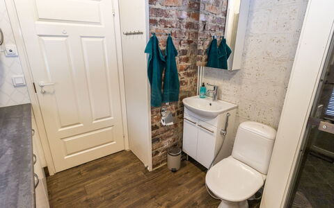 Villa Kökköharju: Piso, Suelo, Arreglo De Tubería, Asiento Del Baño, Baño, Baño, Diseño De Interiores, Plomería, Lavabo, Lavabo Del Baño