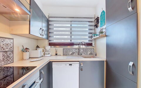 Juliette: Cocina, Mostrador, Aparato De Cocina, Electrodoméstico, Diseño De Interiores, Gabinetes, Madera, Mueble, Arreglo De Tubería, Piso