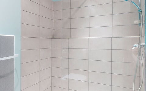 U Centru: Blanco, Baño, Arreglo De Tubería, Piso, Suelo, Ducha, Loseta, Plomería, Alcachofa De La Ducha