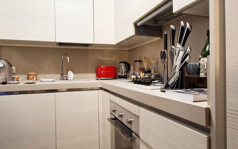 Isola: Cocina, Diseño De Interiores, Madera, Mostrador, Aparato De Cocina, Gabinetes, Electrodoméstico, Mueble, Piso, Casa