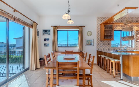 Ninho Do Mocho: Mueble, Mesa, Silla, Cocina Y Comedor Mesa, Suelo, Piso, Diseño De Interiores, Casa, Techo, Comedor