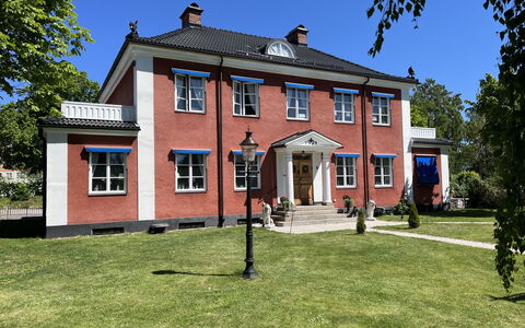 Herrgården: Edificio, Ventana, Casa, Casa, Techo, Barrio Residencial, Puerta, Cabaña, Inmuebles, Yarda