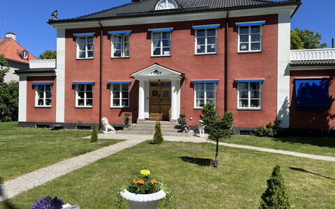 Herrgården: Edificio, Ventana, Casa, Casa, Techo, Puerta, Fachada, Barrio Residencial, Cabaña, Inmuebles
