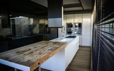 Villa Bilor Luxe: Diseño De Interiores, Piso, Mueble, Cocina, Mostrador, Madera, Suelo, Techo, Gabinetes, Encendiendo