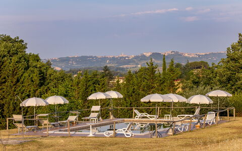 Il Giuncheto, Pool, Amazing View, Umbrian Countrys: Mueble Para Exteriores, Piscina, Sunlounger, Paraguas, Recurso, Sombra, Paisajismo, Eco Hotel, Parque, Ciudad De Vacaciones