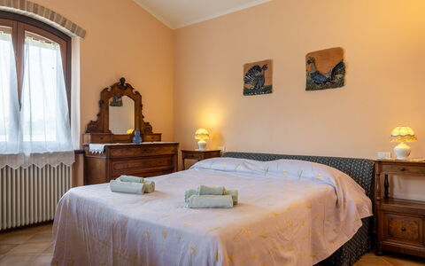 Il Giuncheto, Pool, Amazing View, Umbrian Countrys: Cama, Mueble, Habitación, Lecho, Diseño De Interiores, Sábana, Pared, Madera, Linos, Habitación
