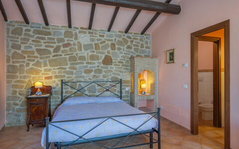 Il Giuncheto Apartments, Pool, Umbrian Countryside: Mueble, Diseño De Interiores, Piso, Suelo, Cama, Techo, Habitación, Habitación, Casa, Lecho