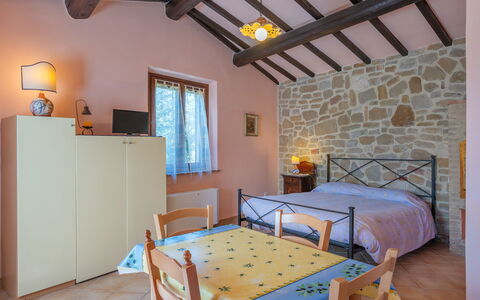 Il Giuncheto Apartments, Pool, Umbrian Countryside: Mueble, Diseño De Interiores, Habitación, Cama, Linos, Textil, Techo, Habitación, Sábana, Casa