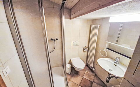 Chalet le Rhônasson: Suelo, Piso, Diseño De Interiores, Habitación, Habitación, Cama, Techo, Sábana, Lecho, Marco De La Cama