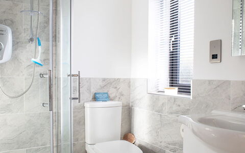 The Studio: Baño, Arreglo De Tubería, Diseño De Interiores, Piso, Suelo, Lavabo, Baño, Asiento Del Baño, Grifo, Plomería