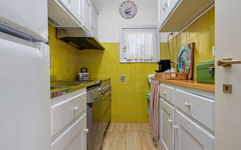 Residenza Rudalza: Cocina, Aparato De Cocina, Electrodoméstico, Amarillo, Diseño De Interiores, Piso, Mostrador, Gabinetes, Suelo, Habitación