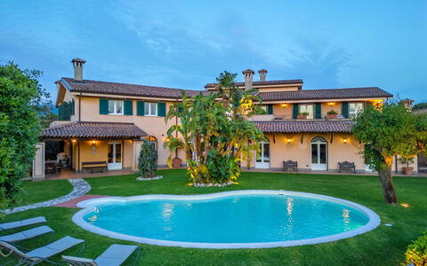 Villa Polistena: Piscina, Recurso, Inmuebles, Casa, Eco Hotel, Hacienda, Villa, Césped, Jardín, Mansión