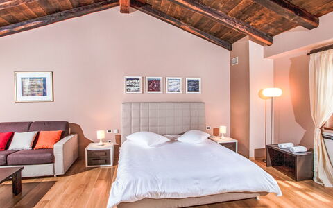 Poropati: Mueble, Diseño De Interiores, Cama, Habitación, Suelo, Madera, Habitación, Piso, Techo, Casa