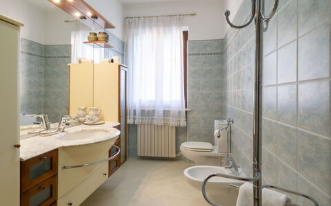 Dimora Lali: Arreglo De Tubería, Piso, Lavabo Del Baño, Diseño De Interiores, Lavabo, Baño, Suelo, Grifo, Plomería, Encendiendo