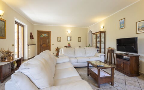 Dimora Lali: Mueble, Diseño De Interiores, Piso, Sofá, Suelo, Madera, Techo, Habitación, Sala, Mesa