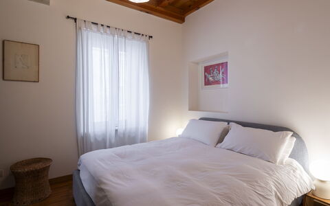 Ioannis: Cama, Habitación, Pared, Sábana, Lecho, Diseño De Interiores, Mueble, Suelo, Madera, Linos