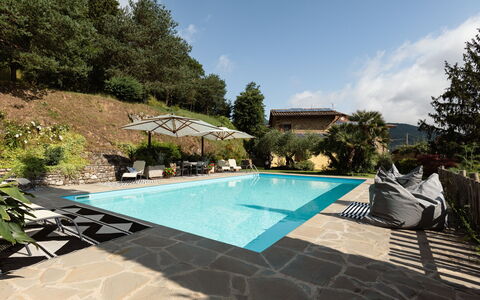 Villa Essiccatoio: Piscina, Mueble Para Exteriores, Recurso, Losa, Paraguas, Material Compuesto, Ocio, Eco Hotel, Silla, Sombra
