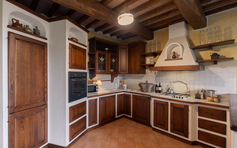 Villa Essiccatoio: Cocina, Madera, Diseño De Interiores, Mueble, Piso, Gabinetes, Mostrador, Electrodoméstico, Techo, Aparato De Cocina