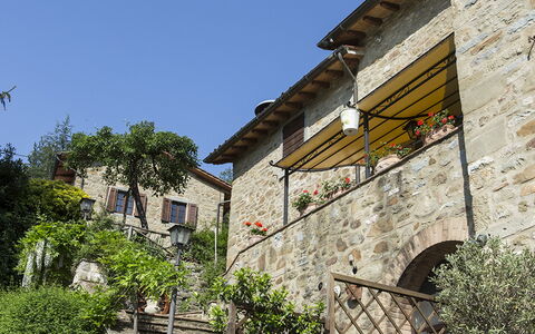 Villa Essiccatoio: Pared, Maceta, Pared De Piedra, Losa, Planta De Casa, Guijarro, Ladrillo, Entrada De Coches, Escalera, Balcón