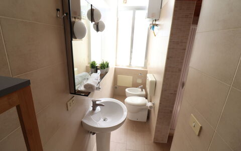 Galene'S Home: Lavabo Del Baño, Baño, Arreglo De Tubería, Lavabo, Piso, Pared, Suelo, Asiento Del Baño, Baño, Diseño De Interiores
