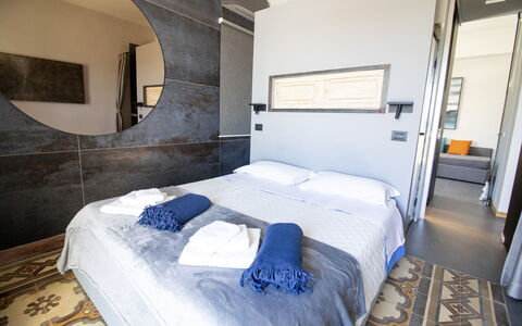 C-Home Historic House: Mueble, Diseño De Interiores, Suelo, Habitación, Cama, Piso, Sábana, Lecho, Marco De La Cama, Departamento