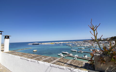 C-Home Historic House: Azul, Barco, Watercraft, Mar, Camino Acuático, Barcos Y Canotaje - Efectos Y Equipo, Costa, Costeras Y Los Accidentes Geográficos Oceánico, Oceano, Centro De Deportes Acuáticos