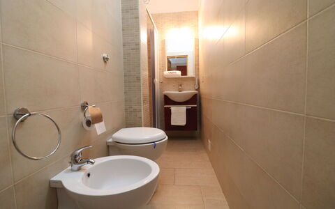 Kyma'S House: Asiento Del Baño, Baño, Baño, Arreglo De Tubería, Piso, Lavabo Del Baño, Suelo, Lavabo, Plomería, Diseño De Interiores