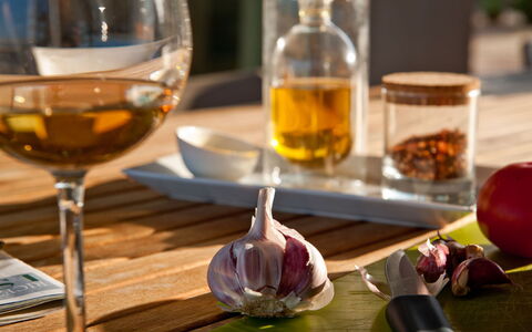 Villa Carovi: Vajilla, Comida, Ingrediente, Barware, Copa De Vino, Drinkware, Stemware