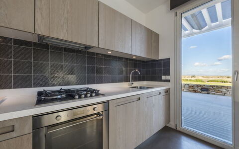 Villa Carovi: Cocina, Mostrador, Piso, Electrodoméstico, Gabinetes, Aparato De Cocina, Techo, Loseta, Estufa De Cocina
