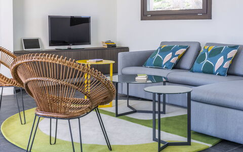 Villa Stornella: Mueble, Diseño De Interiores, Silla, Mesa, Madera, Piso, Suelo, Sofá, Sala, Mesa De Café
