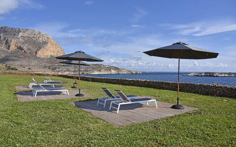 Villa Stornella: Mueble, Mueble Para Exteriores, Mar, Costeras Y Los Accidentes Geográficos Oceánico, Costa, Oceano, Silla, Sombra, Mesa Al Aire Libre, Apuntalar