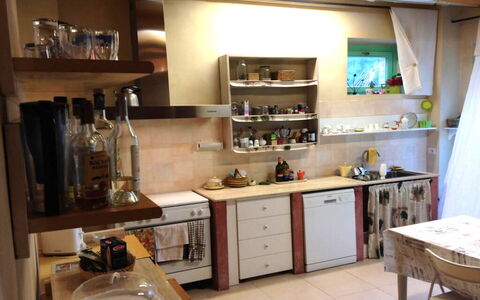 Villa Checco: Aparato De Cocina, Cocina, Mueble, Electrodoméstico, Mostrador, Diseño De Interiores, Gabinetes, Piso, Estantería, Estante