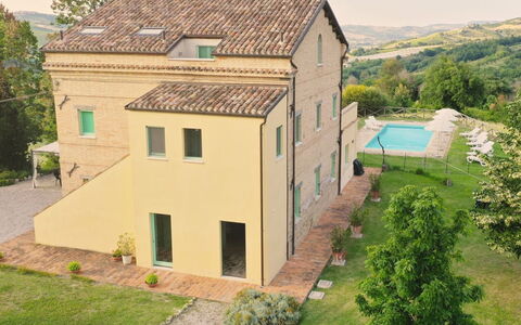Villa Checco: Piscina, Barrio Residencial, Casa, Material Compuesto, Inmuebles, Casa De Campo, Villa, Paisajismo, Mueble Para Exteriores, Yarda