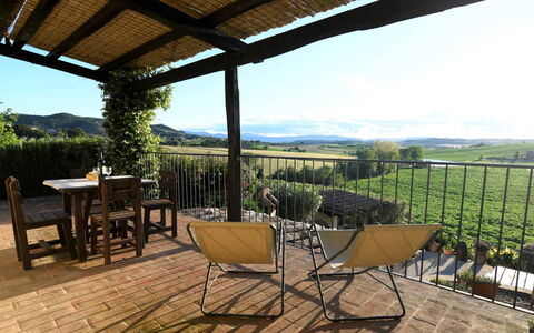 Terre di Giano Private Pool and View, Umbria: Mueble, Mueble Para Exteriores, El Terreno Del Lote, Área Rural, Silla, Mesa Al Aire Libre, Balcón, Porche, Cocina Y Comedor Mesa, Sombra