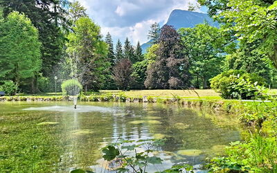 Im Schlosspark mit Hallenbad