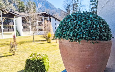 Im Schlosspark mit Hallenbad
