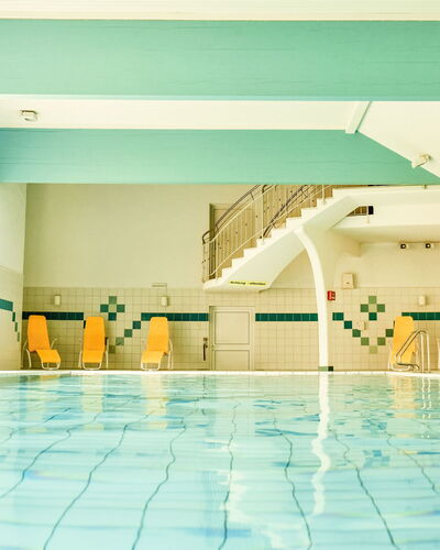 Im Schlosspark mit Hallenbad: Piso, Suelo, Techo, Piscina, Hotel, Loseta, Silla, Centro De Ocio, Salón, Recurso