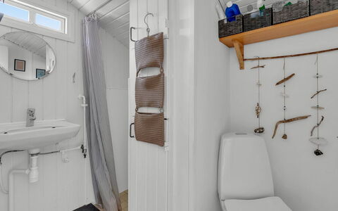 Kato - 125M from the Sea: Arreglo De Tubería, Piso, Suelo, Diseño De Interiores, Plomería, Lavabo, Baño, Habitación, Grifo, Baño