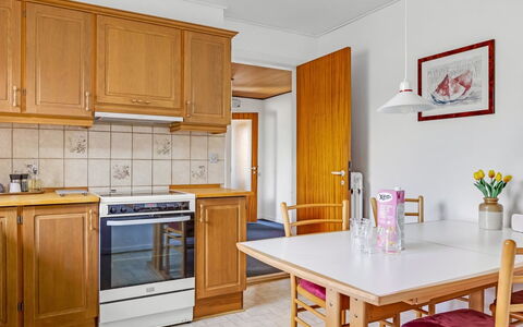 Wildemor - 30Km from the Sea: Mueble, Piso, Diseño De Interiores, Cocina, Madera, Gabinetes, Aparato De Cocina, Suelo, Mostrador, Electrodoméstico