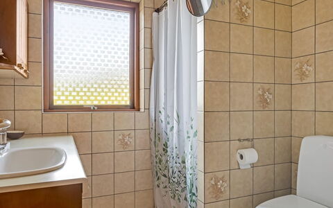Wildemor - 30Km from the Sea: Lavabo Del Baño, Baño, Arreglo De Tubería, Pared, Lavabo, Piso, Diseño De Interiores, Suelo, Baño, Grifo