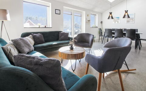 Biergh - 30Km from the Sea: Mueble, Diseño De Interiores, Madera, Sofá, Techo, Piso, Casa, Sala, Habitación, Suelo
