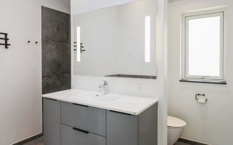 Biergh - 30Km from the Sea: Piso, Suelo, Arreglo De Tubería, Diseño De Interiores, Mueble De Baño, Lavabo Del Baño, Lavabo, Gabinetes, Baño, Grifo