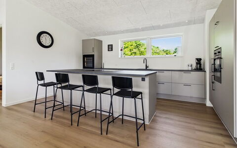 Biergh - 30Km from the Sea: Mueble, Piso, Diseño De Interiores, Cocina, Mostrador, Suelo, Madera, Suelos De Madera, Techo, Taburete De Bar