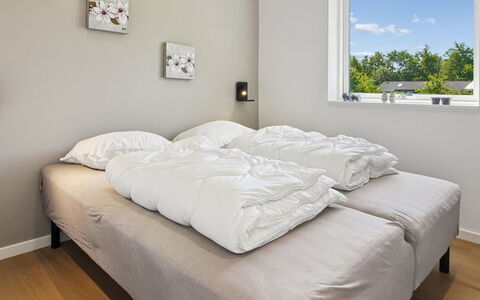 Biergh - 30Km from the Sea: Cama, Habitación, Lecho, Sábana, Madera, Linos, Diseño De Interiores, Marco De La Cama, Mueble, Suelo