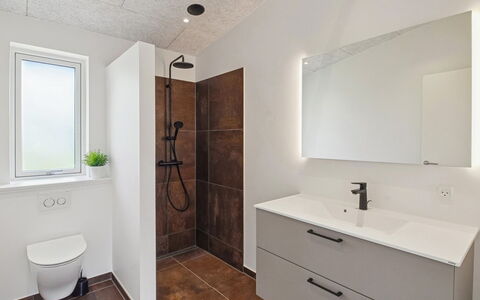 Biergh - 30Km from the Sea: Piso, Pared, Suelo, Arreglo De Tubería, Diseño De Interiores, Techo, Mueble De Baño, Baño, Plomería, Habitación