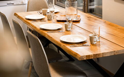Rukatunturintie 8 G2: Mueble, Mesa, Piso, Madera, Diseño De Interiores, Cocina Y Comedor Mesa, Comedor, Vajilla, Suelo, Silla