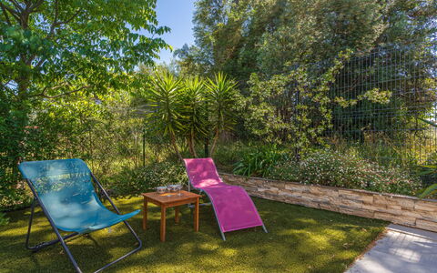 Lyloa: Verde, Mueble Para Exteriores, Mueble, Arbusto, Jardín, Silla, Cobertura Del Suelo, Primavera, Sombra, Patio Interior