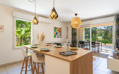 Lyloa: Mueble, Diseño De Interiores, Piso, Mostrador, Cocina, Lámpara, Suelo, Silla, Madera, Techo