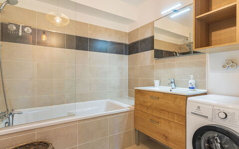 Lyloa: Piso, Diseño De Interiores, Arreglo De Tubería, Baño, Suelo, Techo, Mueble De Baño, Grifo, Lavabo, Plomería